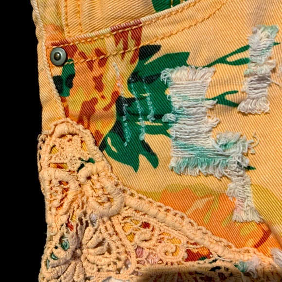 Vanilla Star Floral Lace Shorts - Picture 2 of 3